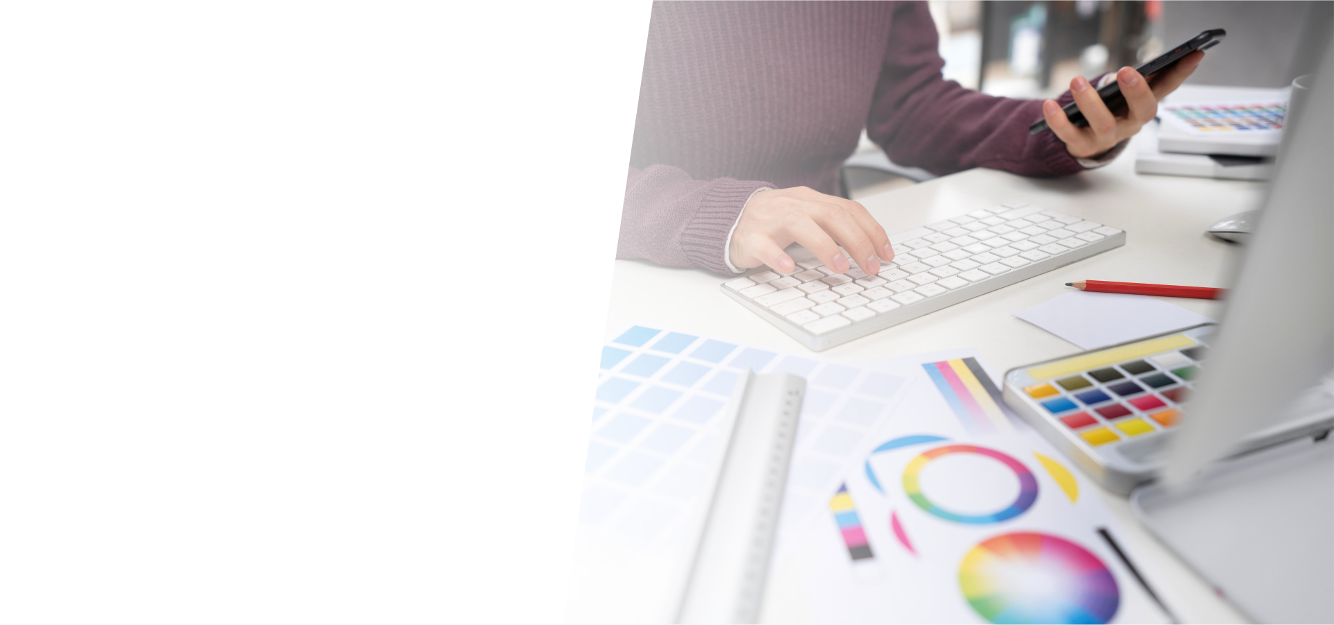 Designer trabalhando com materiais gráficos